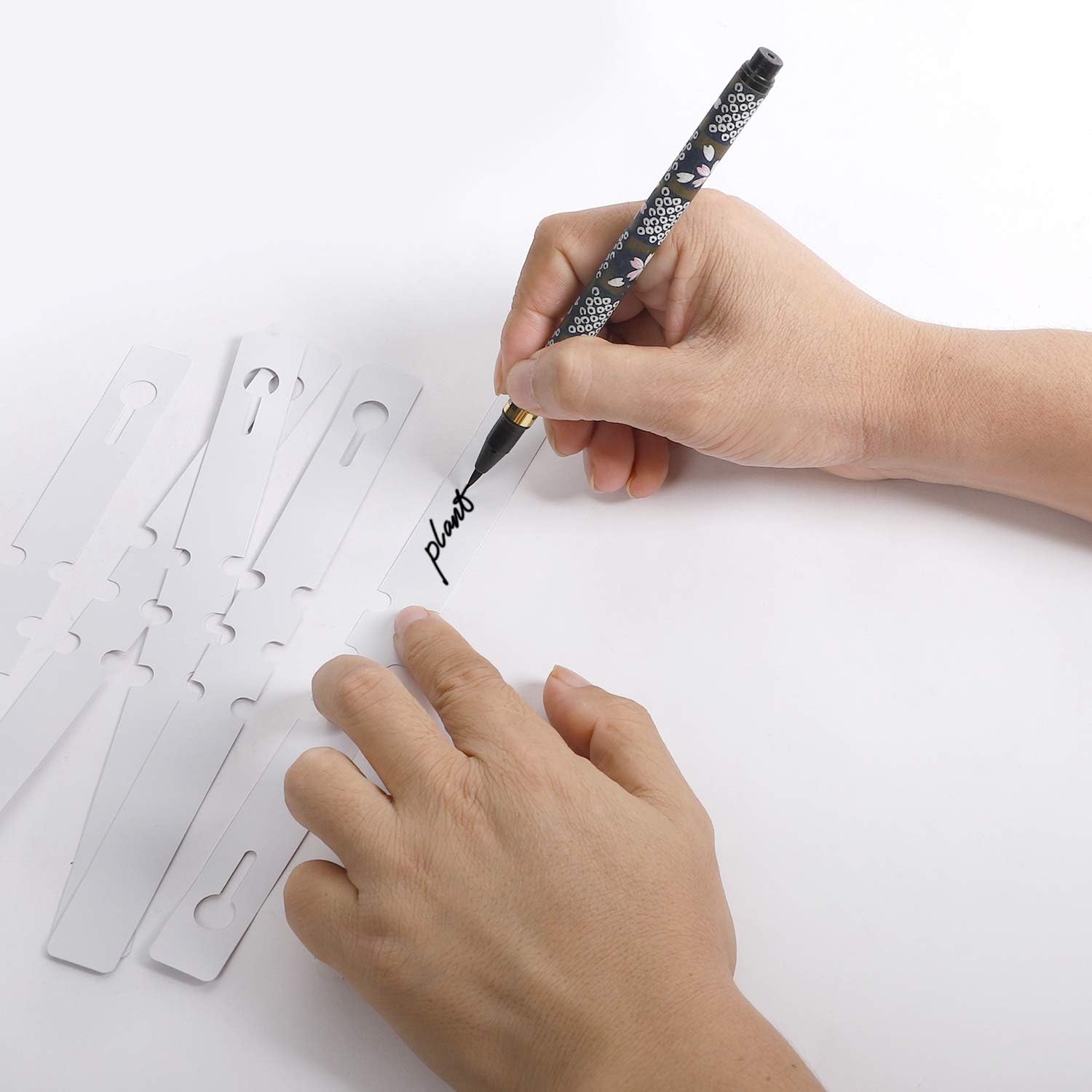 KINJOEK 1200 PCS White Plant Labels Tags, Plastic Adjustable Wrap Around Waterproof Hanging Garden Tree Name Tags, 2x20cm Strip Plant Tag for Identifying Various Outdoor Nursery Plants Flowers-VerdiqueGarden