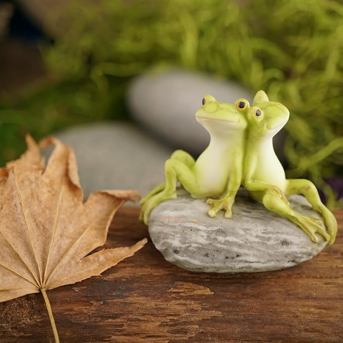 Top Collection Miniature Fairy Garden and Terrarium Statue, Frog Friends on Stone-VerdiqueGarden