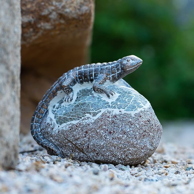 Garden Statue Lizard,Solar Lizard Decor for Outdoor,Resin Lizards Figurine with Solar Light for Patio,Balcony,Yard,Lawn Ornament,Perfect Garden Gift-VerdiqueGarden